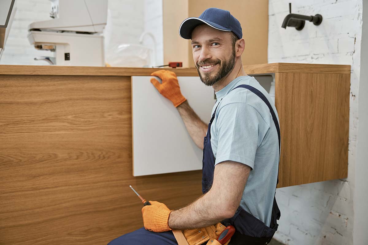 kitchen fitter replacing kitchen and cabinet doors