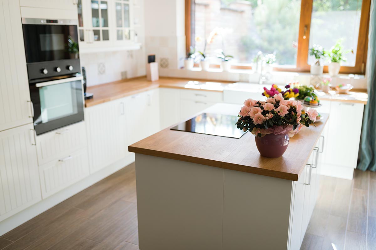 Modern Kitchen With Flowers On The Worktop W9h2a58 